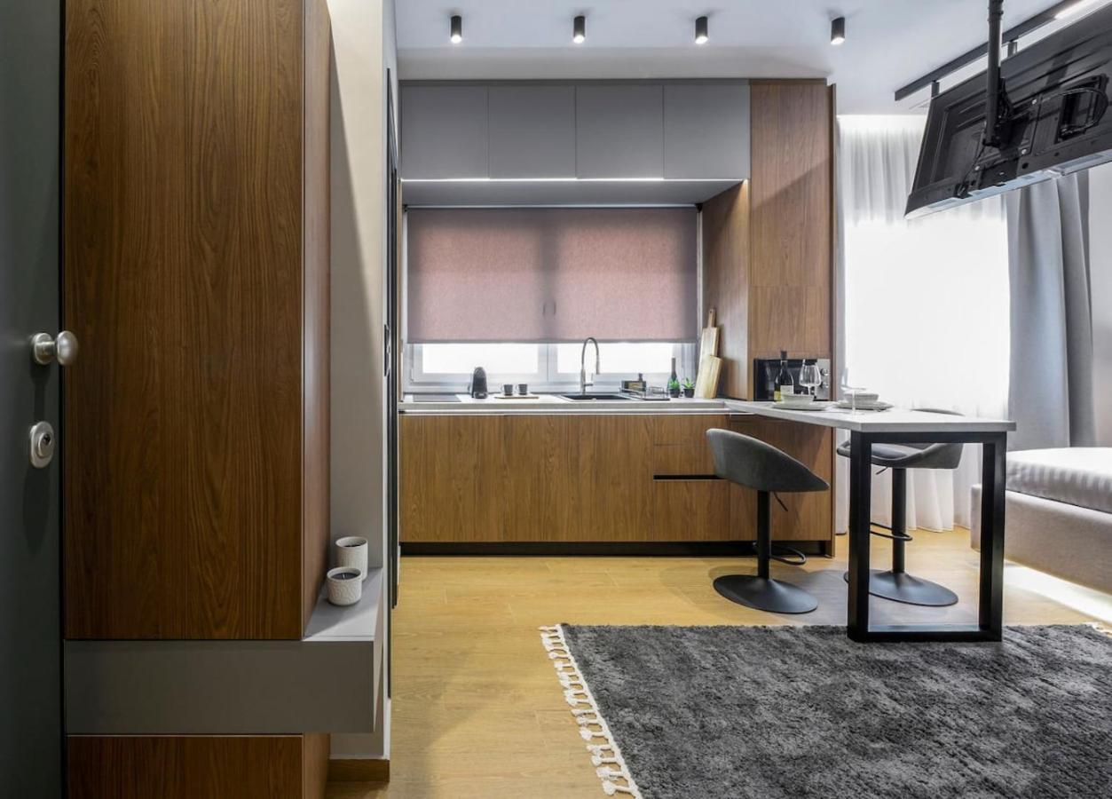 Aristotelian Virtues - Tharros Apartment *